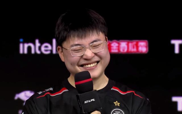  Uzi迎来十赛季高光表现，曼联球迷沸腾！