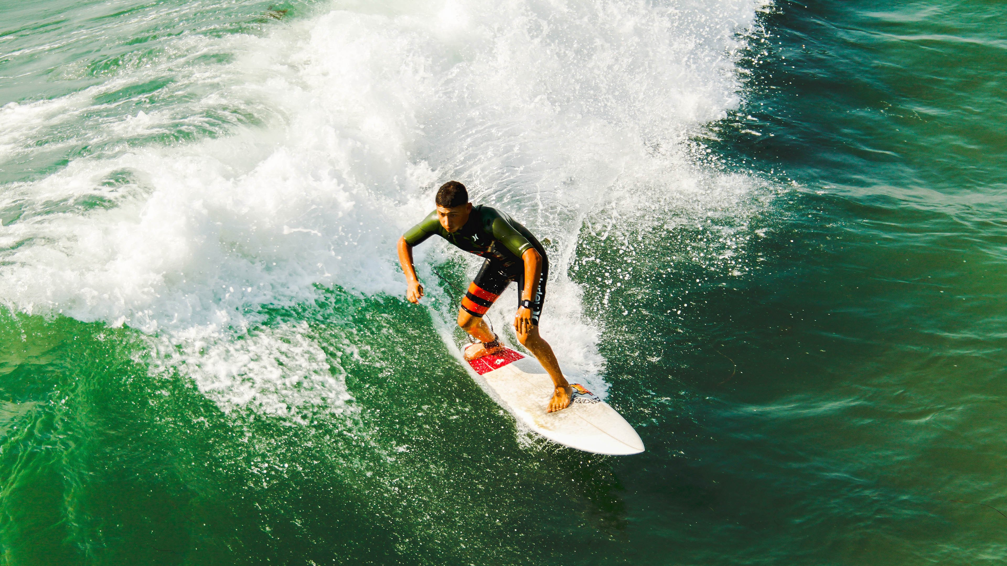 足球赛场焦点！巴西队对阵葡萄牙队，激战正酣，豪门对决再度上演
