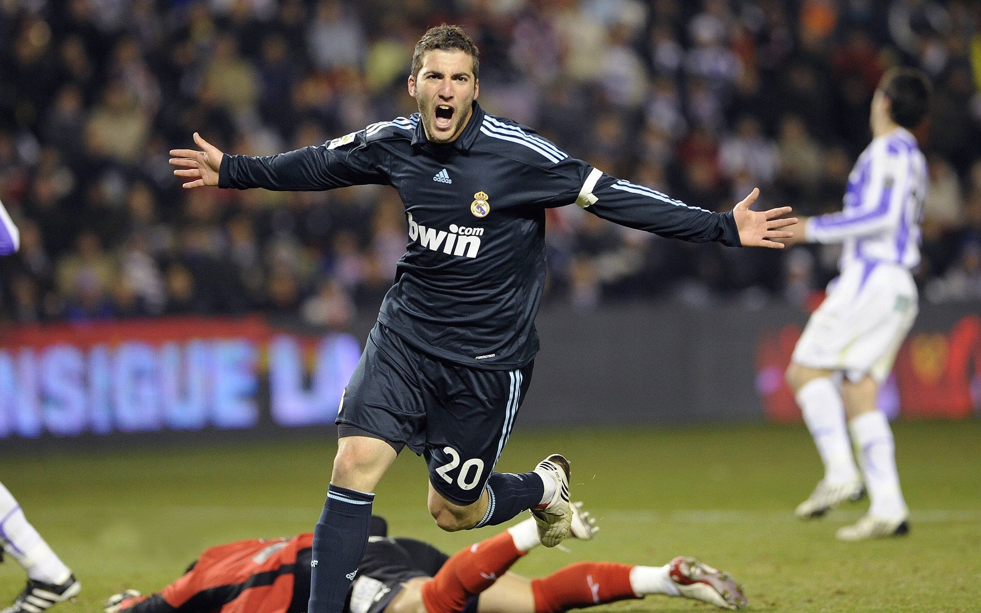 费德勒连续二十场比赛得分超过问鼎冠军，西班牙队挑战极限！